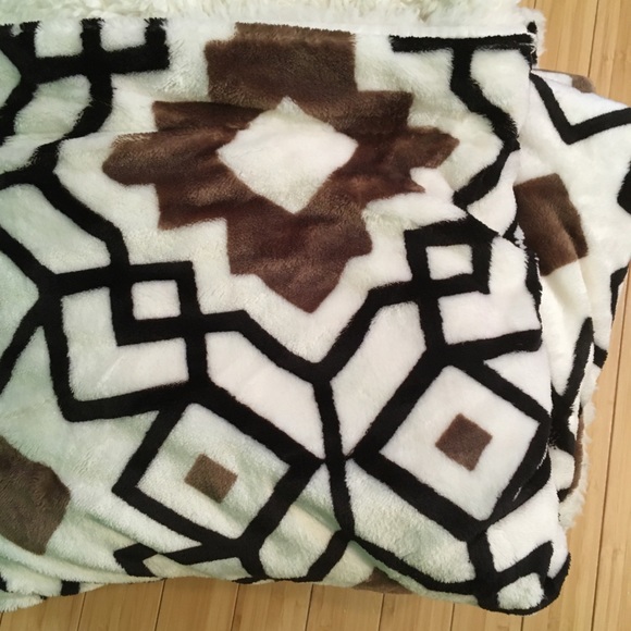 White geometric spanish tile print throw 50x60” - Picture 7 of 8